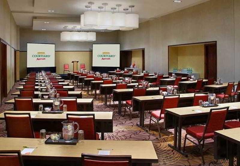 Готель Courtyard By Marriott Calgary Airport Екстер'єр фото
