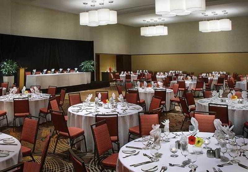 Готель Courtyard By Marriott Calgary Airport Екстер'єр фото