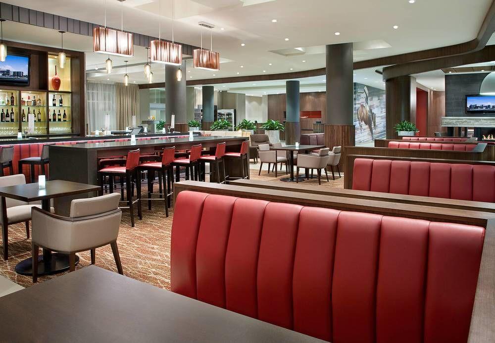 Готель Courtyard By Marriott Calgary Airport Екстер'єр фото