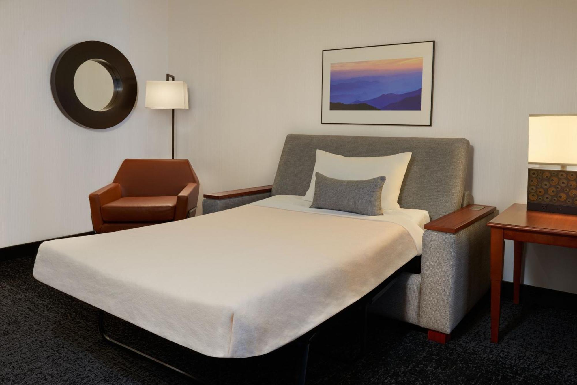 Готель Courtyard By Marriott Calgary Airport Екстер'єр фото