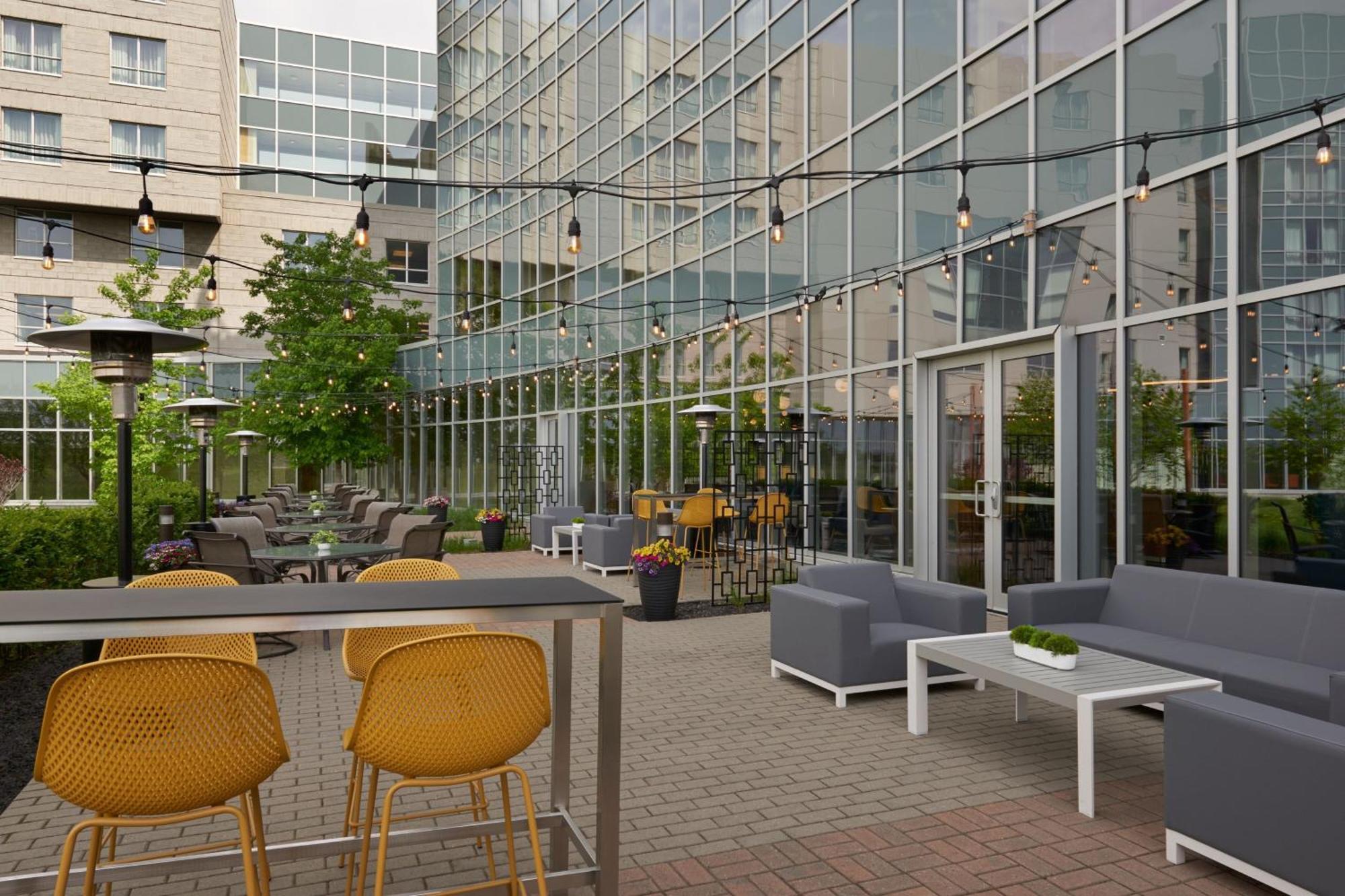Готель Courtyard By Marriott Calgary Airport Екстер'єр фото
