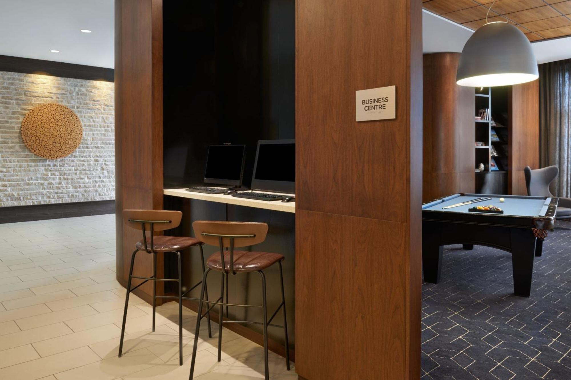 Готель Courtyard By Marriott Calgary Airport Екстер'єр фото