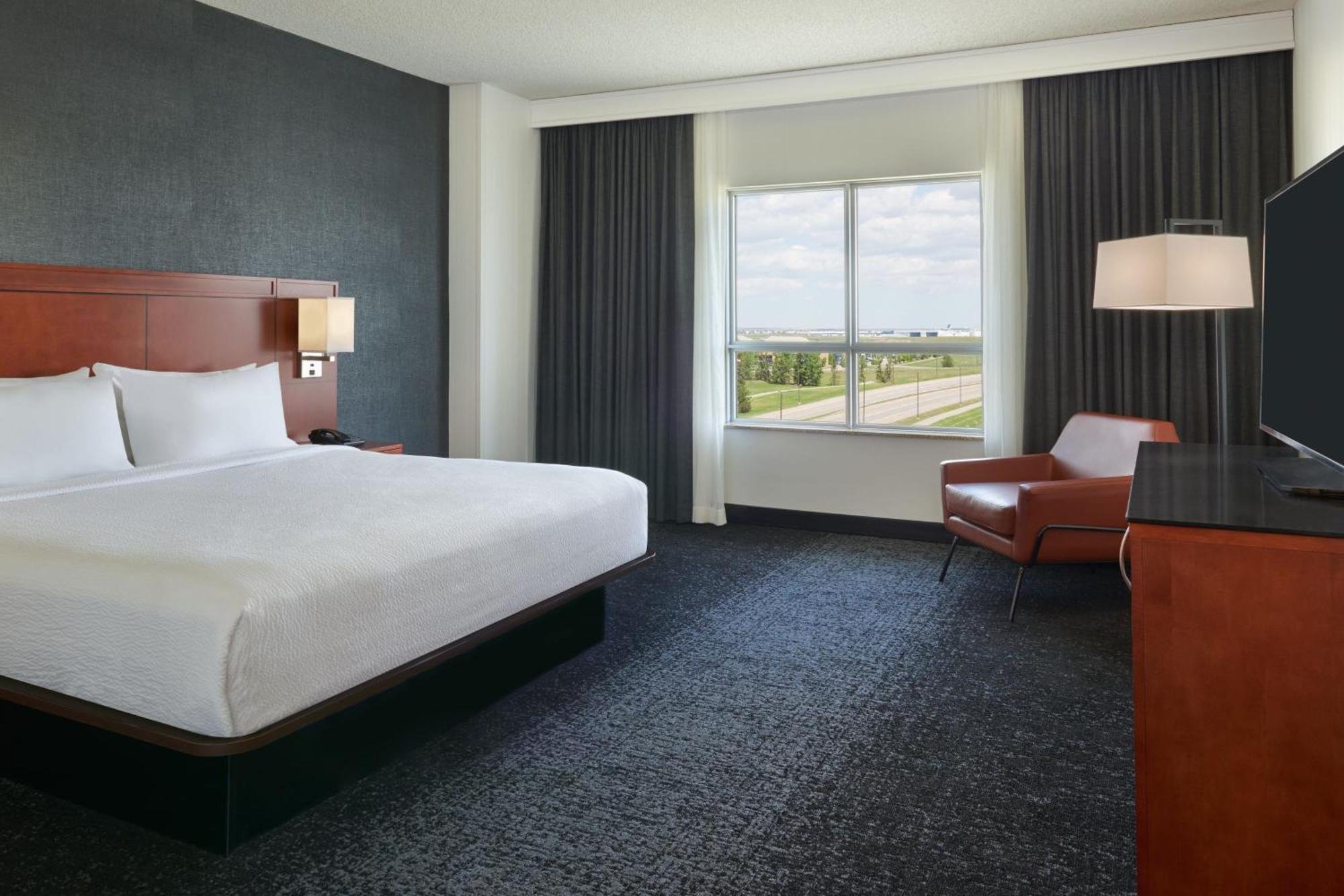 Готель Courtyard By Marriott Calgary Airport Екстер'єр фото