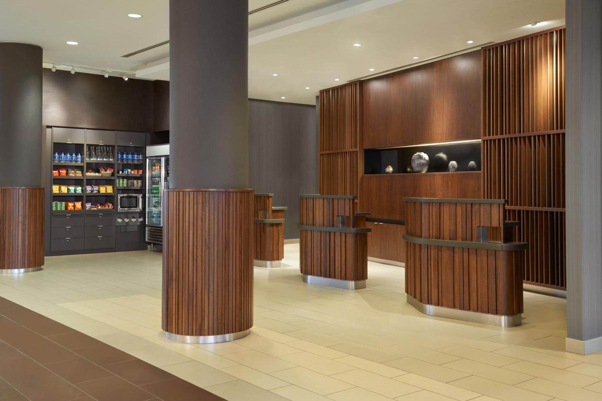 Готель Courtyard By Marriott Calgary Airport Екстер'єр фото