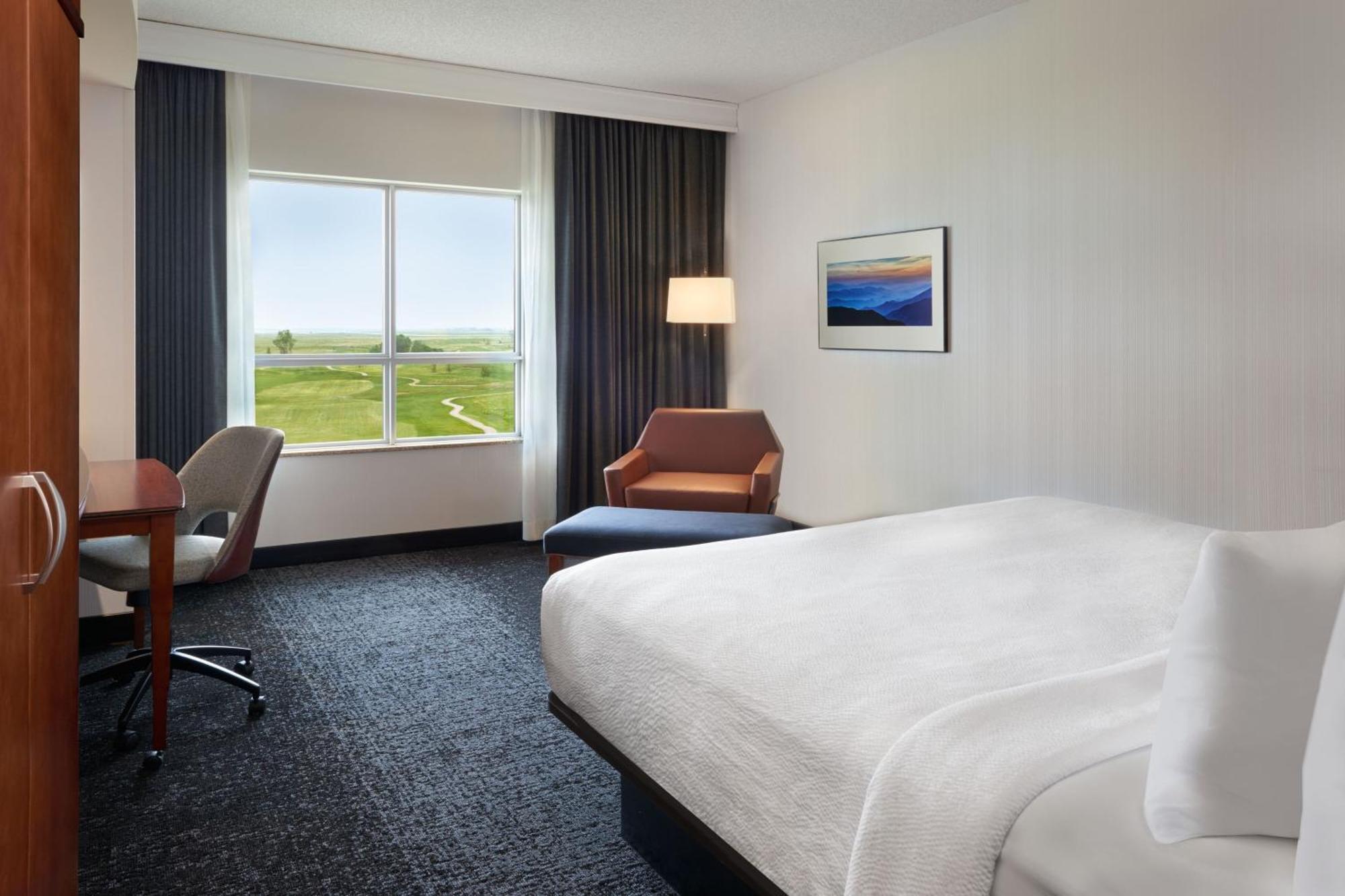 Готель Courtyard By Marriott Calgary Airport Екстер'єр фото