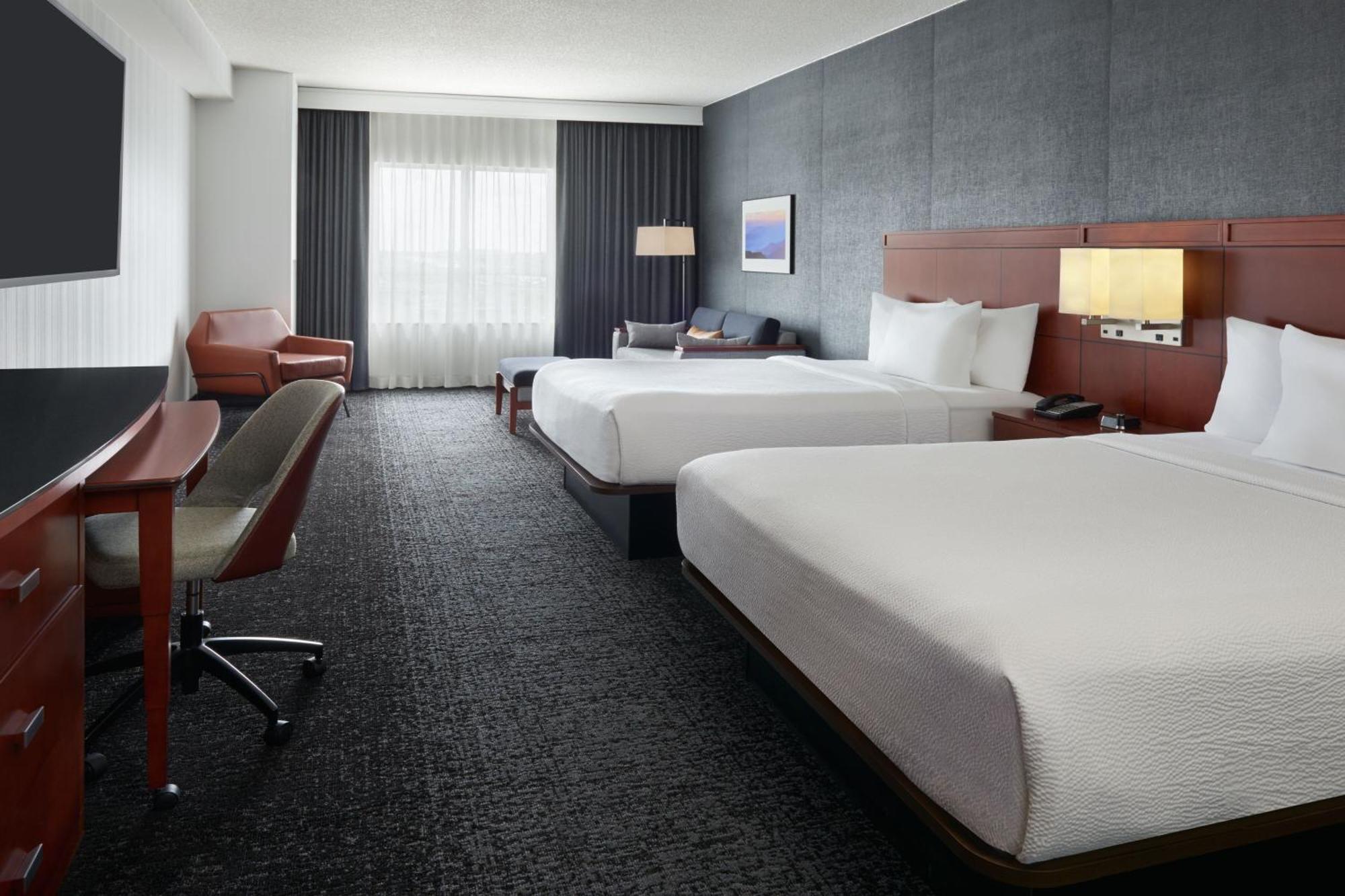 Готель Courtyard By Marriott Calgary Airport Екстер'єр фото