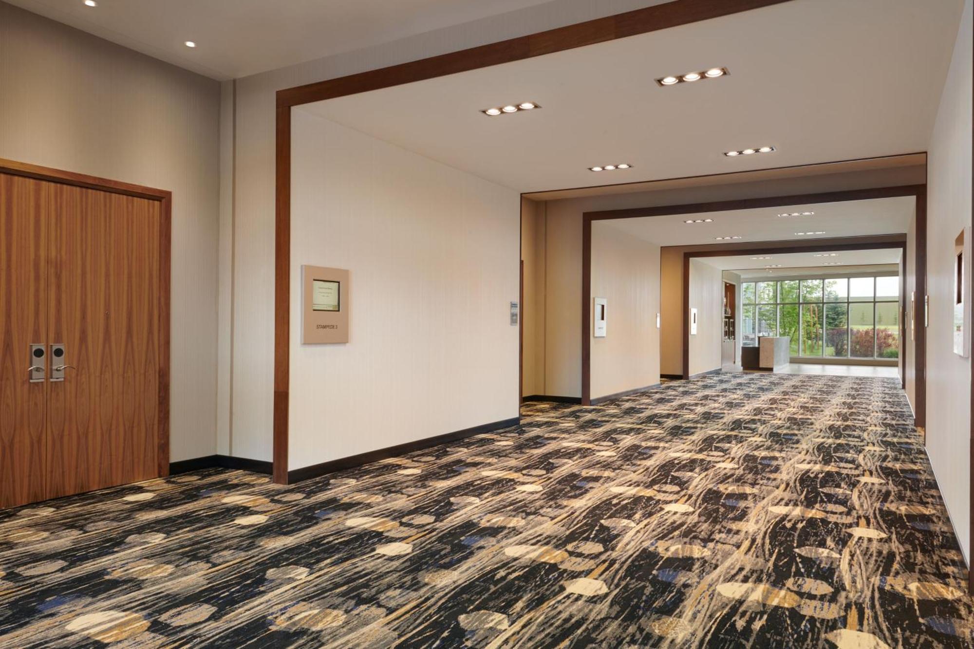 Готель Courtyard By Marriott Calgary Airport Екстер'єр фото