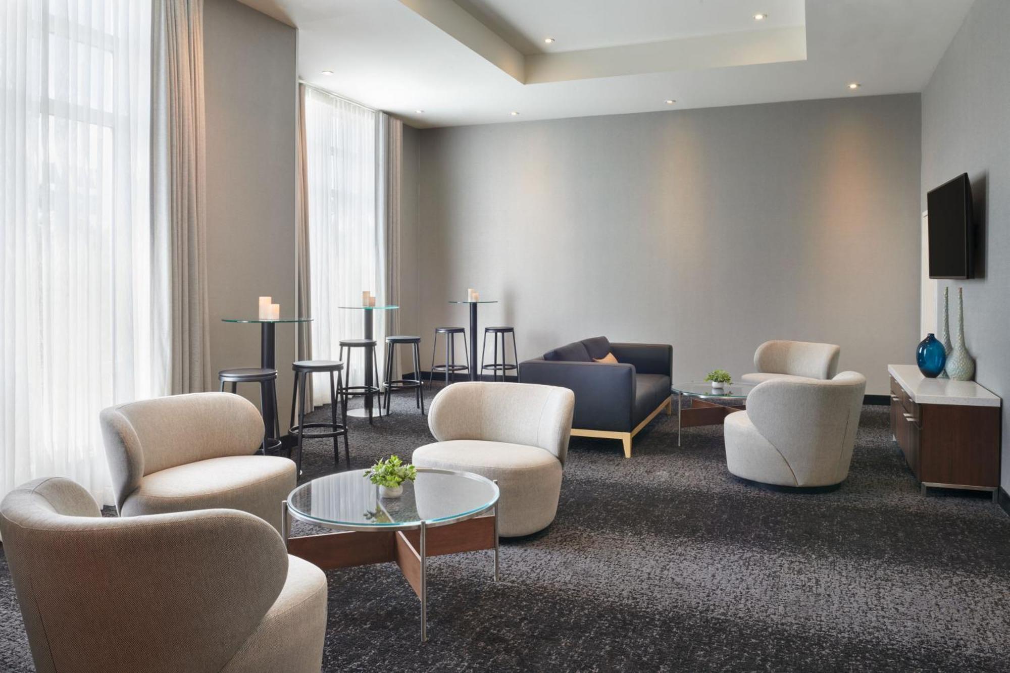 Готель Courtyard By Marriott Calgary Airport Екстер'єр фото