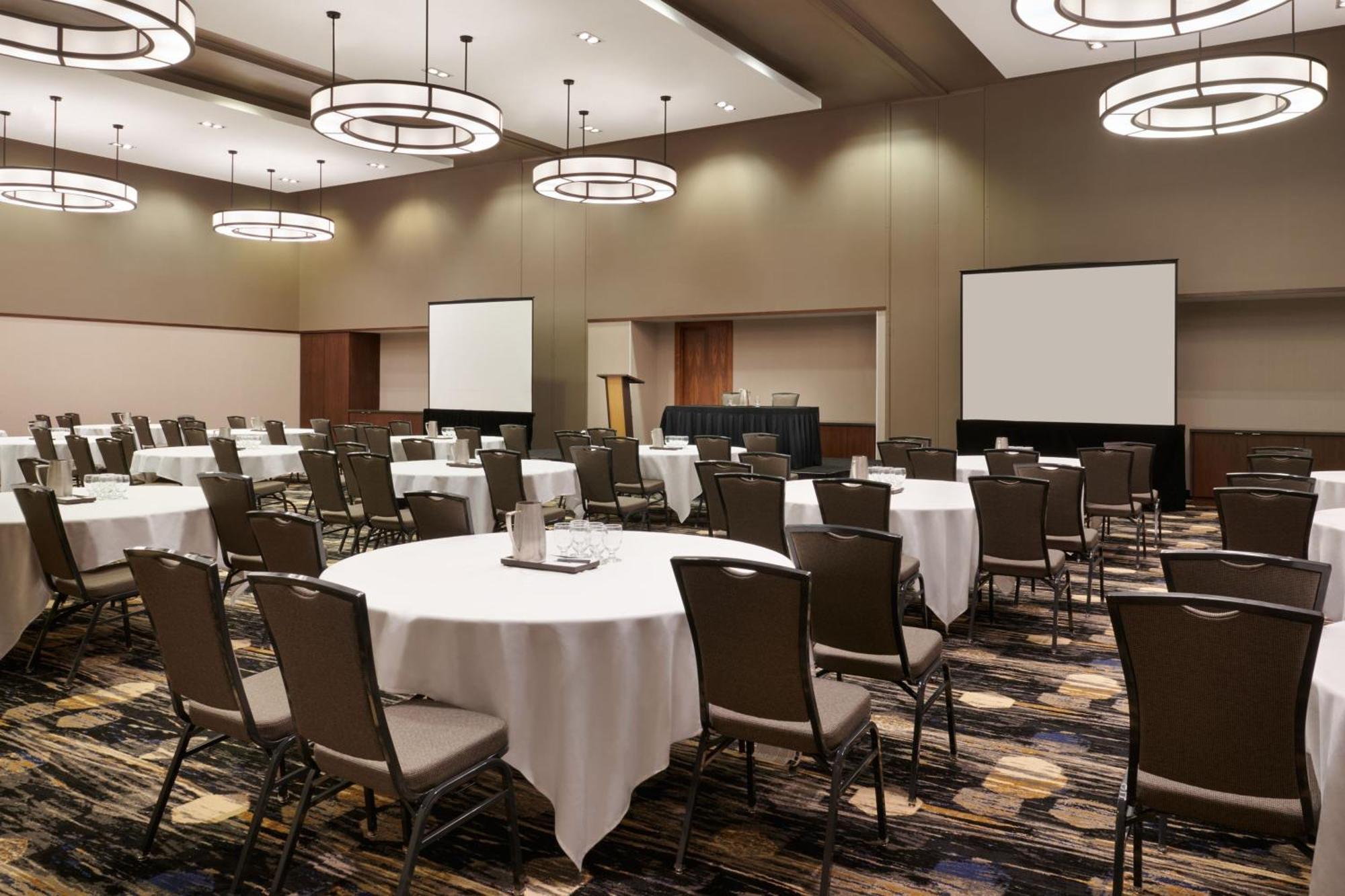 Готель Courtyard By Marriott Calgary Airport Екстер'єр фото