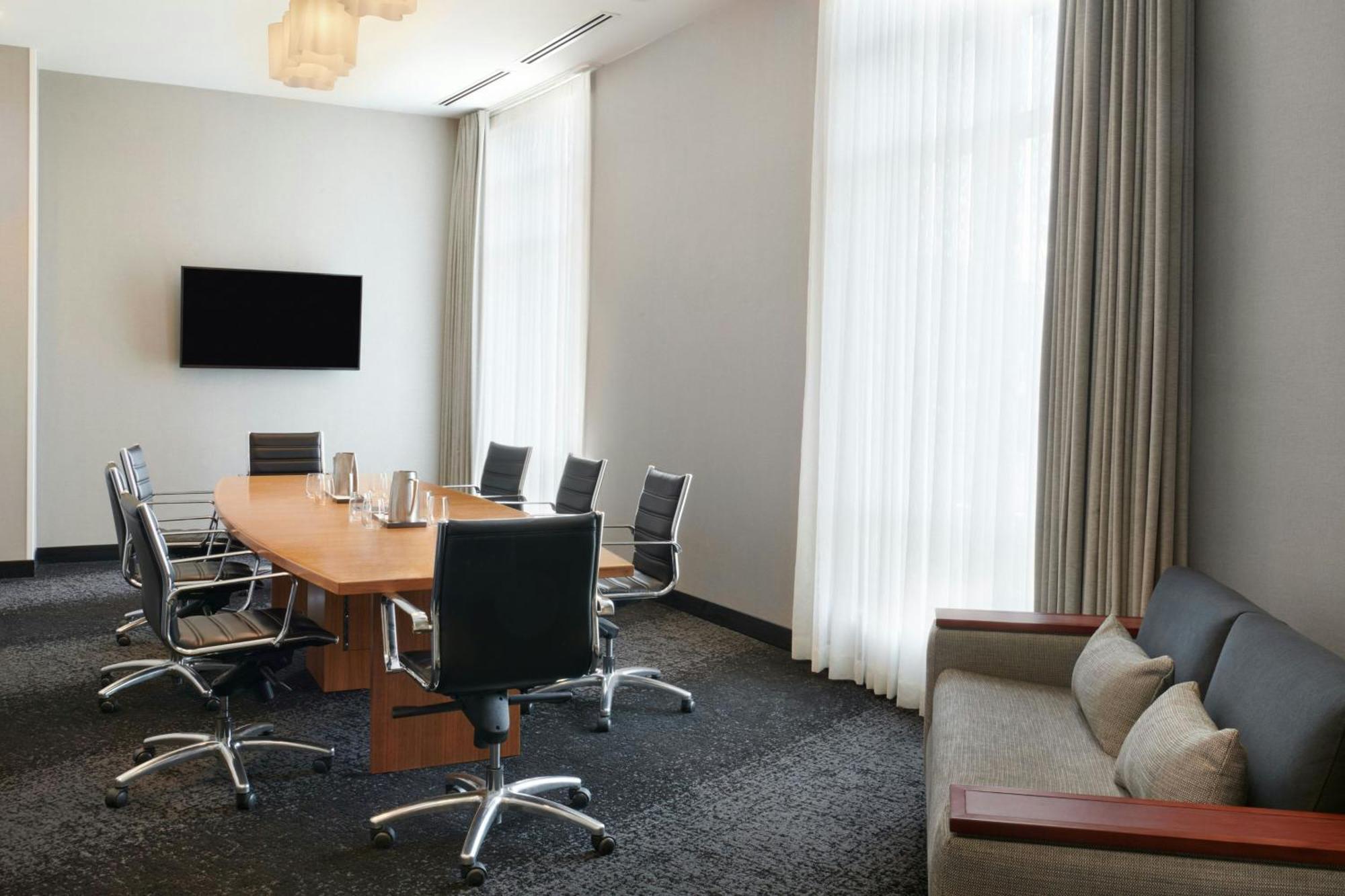 Готель Courtyard By Marriott Calgary Airport Екстер'єр фото