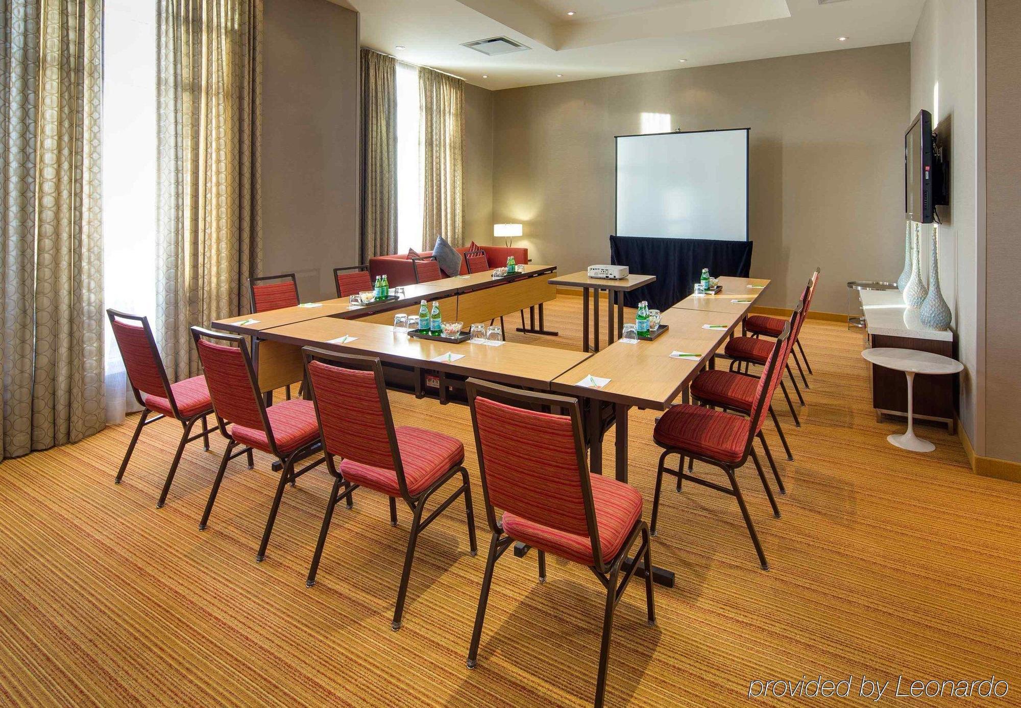 Готель Courtyard By Marriott Calgary Airport Екстер'єр фото