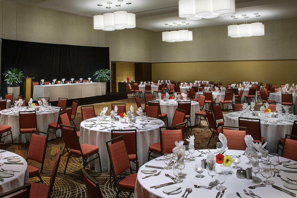 Готель Courtyard By Marriott Calgary Airport Екстер'єр фото